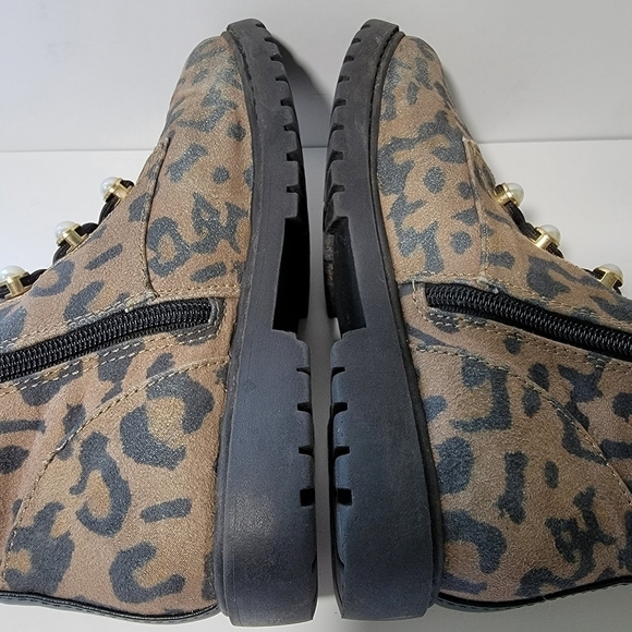 NORDSTROM Camille Pearl Tan Leopard Print Lug Boot Sz Kids 4/Adult 7 Side Zip - Picture 5 of 9